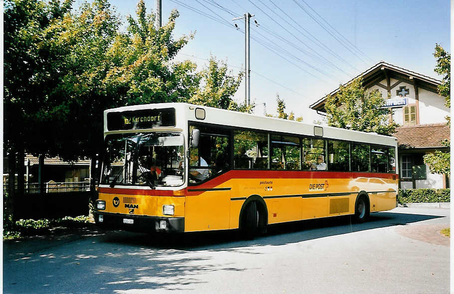 (043'209) - Lengacher, Mhlethurnen - Nr. 1/BE 252'187 - MAN am 11. September 2000 beim Bahnhof Wichtrach