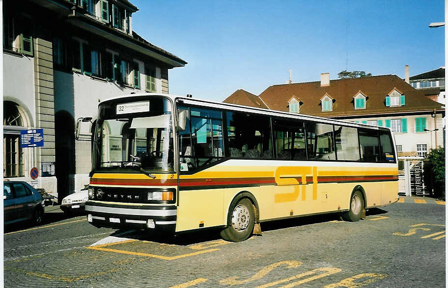 (043'415) - STI Thun - Nr. 2/BE 26'532 - Setra (ex ATGH Heiligenschwendi Nr. 2) am 8. Oktober 2000 beim Bahnhof Thun