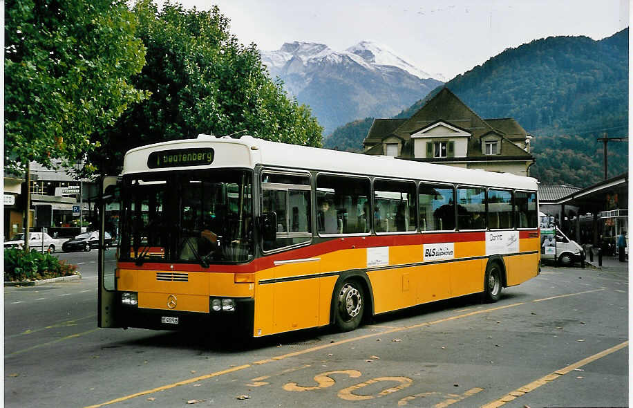 (043'429) - AAGI Interlaken - Nr. 37/BE 422'535 - Mercedes/R&J (ex P 25'301) am 8. Oktober 2000 beim Bahnhof Interlaken West