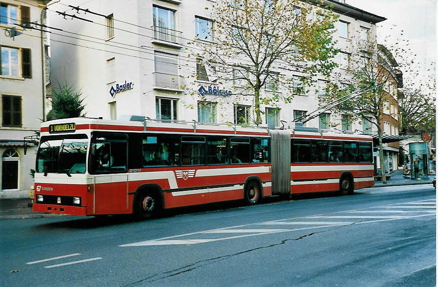 (044'002) - VB Biel - Nr. 67 - Volvo/R&J Gelenktrolleybus am 2. Dezember 2000 in Biel, Mhlebrcke