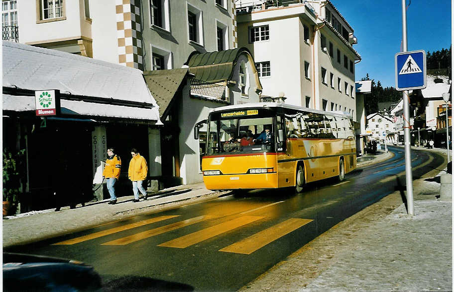 (044'420) - PTT-Regie - P 25'115 - Neoplan am 1. Januar 2001 in Lenzerheide, Post