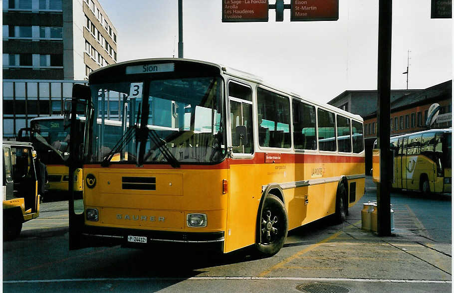 (044'818) - PTT-Regie - P 24'412 - Saurer/R&J am 20. Februar 2001 beim Bahnhof Sion