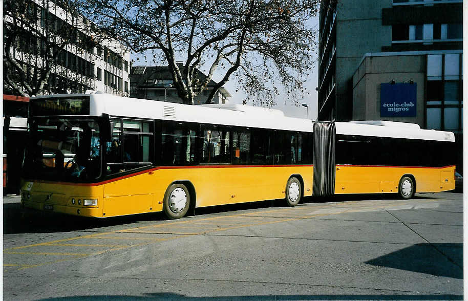 (044'912) - Buchard, Leytron - VS 104'344 - Volvo am 20. Februar 2001 beim Bahnhof Sion