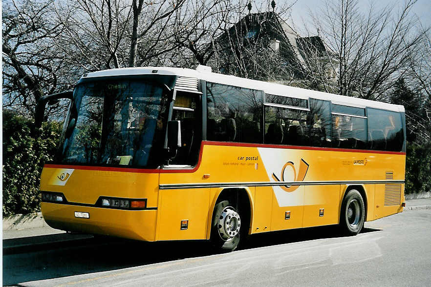 (044'916) - Perrodin-Mtral, Le Chble - VS 7266 - Neoplan am 20. Februar 2001 beim Bahnhof Martigny