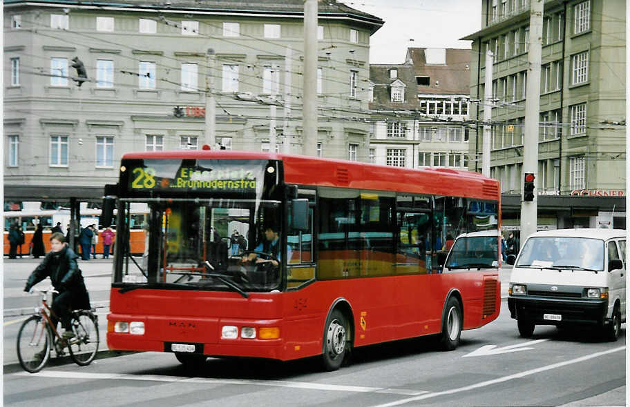 (045'734) - SVB Bern - Nr. 454/BE 535'454 - MAN/Berkhof am 18. April 2001 beim Bahnhof Bern