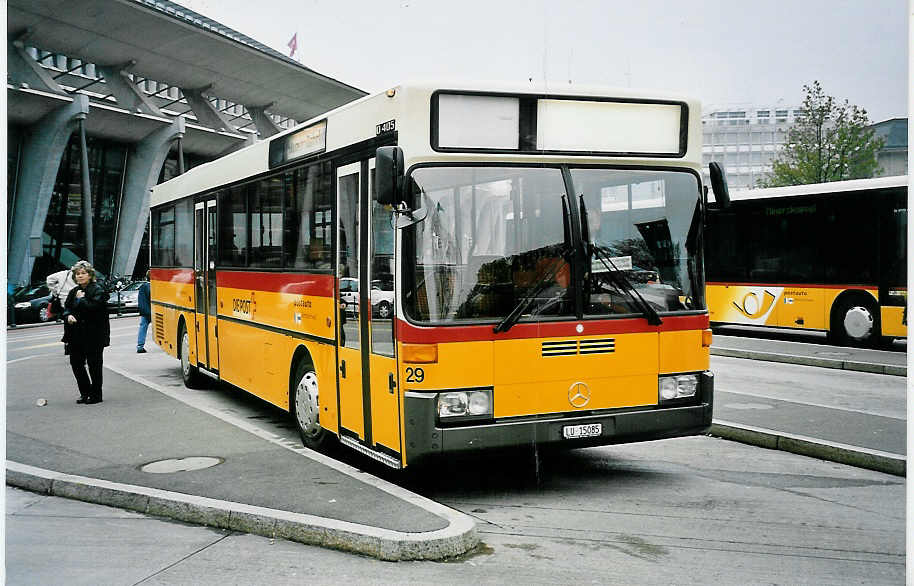 (045'830) - Bucheli, Kriens - Nr. 29/LU 15'085 - Mercedes (ex Bucher, Luzern) am 23. April 2001 beim Bahnhof Luzern