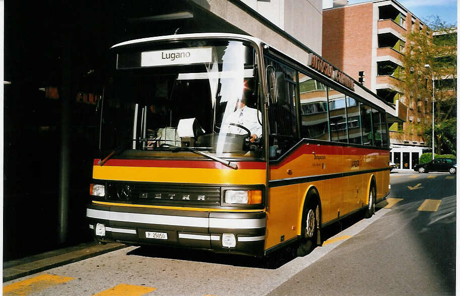 (046'112) - PTT-Regie - P 25'050 - Setra am 23. April 2001 in Lugano, Autosilo