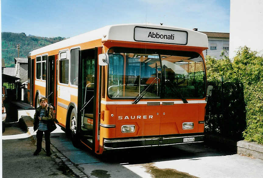 (046'214) - AMSA Chiasso - Nr. 16/TI 145'616 - Saurer/Hess am 24. April 2001 in Chiasso, Garage