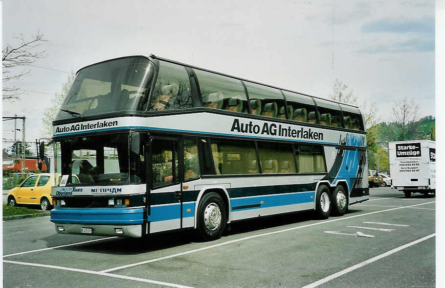 (046'405) - AAGI Interlaken - Nr. 11/BE 472'572 - Neoplan am 1. Mai 2001 in Thun, Seestrasse