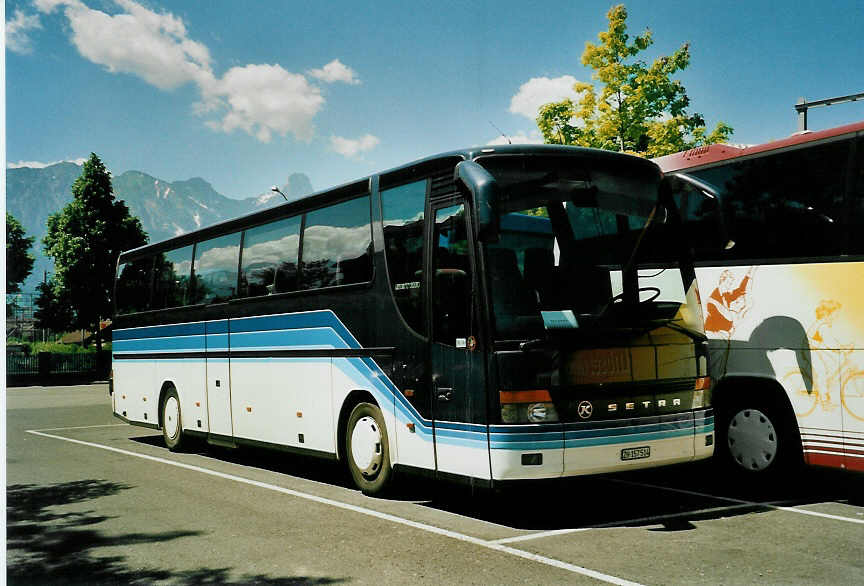 (046'833) - Moser, Flaach - ZH 157'514 - Setra am 30. Mai 2001 in Thun, Seestrasse