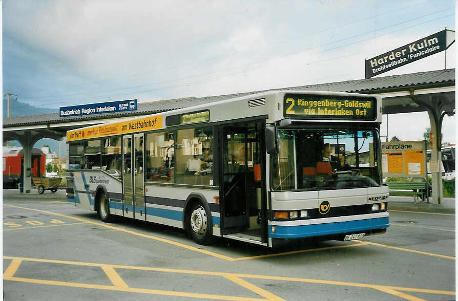 (046'904) - AAGI Interlaken - Nr. 32/BE 247'820 - Neoplan am 1. Juni 2001 beim Bahnhof Interlaken West