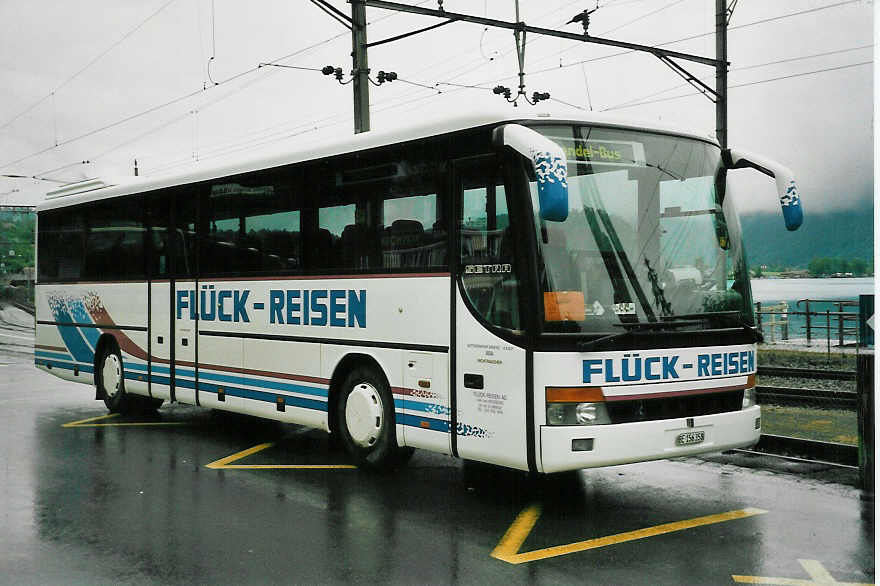 (047'009) - Flck, Brienz - BE 156'358 - Setra am 10. Juni 2001 beim Bahnhof Brienz