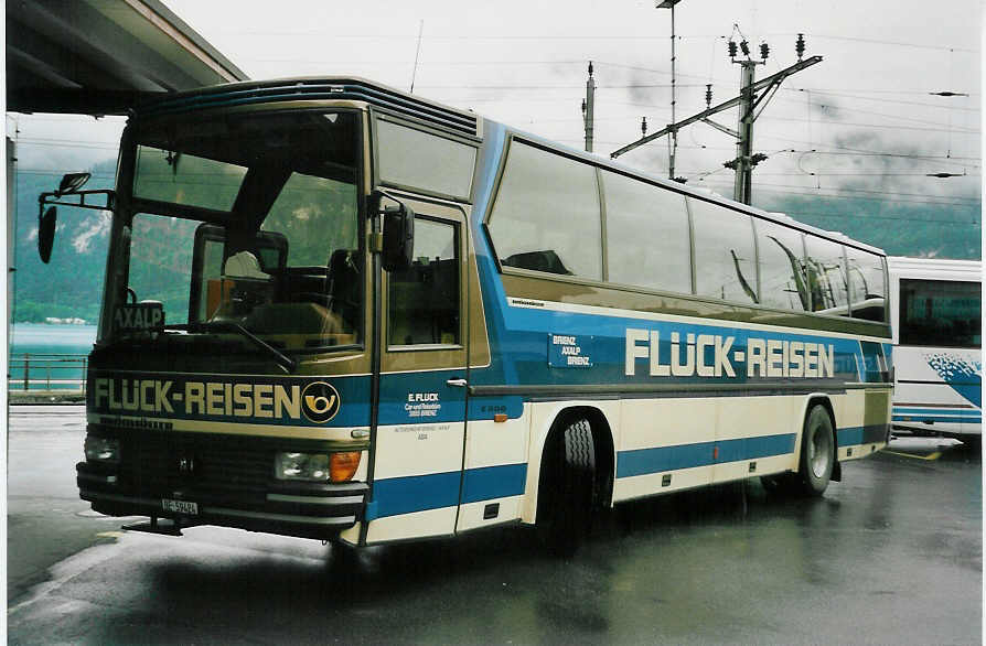 (047'010) - Flck, Brienz - BE 59'424 - Drgmller am 10. Juni 2001 beim Bahnhof Brienz