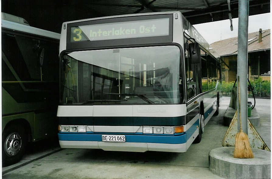 (047'133) - AAGI Interlaken - Nr. 33/BE 221'062 - Neoplan am 10. Juni 2001 in Interlaken, Garage