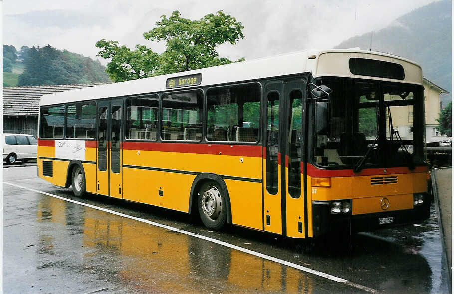 (047'136) - AAGI Interlaken - Nr. 37/BE 422'535 - Mercedes/R&J (ex P 25'301) am 10. Juni 2001 in Wilderswil, Garage BOB