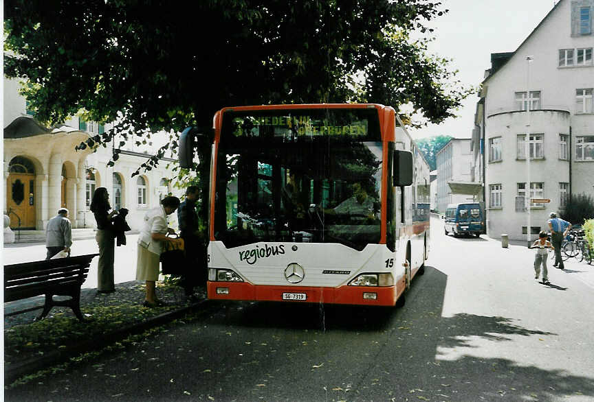 (048'322) - Regiobus, Gossau - Nr. 15/SG 7319 - Mercedes am 17. Juli 2001 beim Bahnhof Gossau