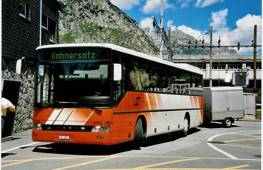 (048'710) - AAGU Altdorf - Nr. 33/UR 9142 - Setra am 23. Juli 2001 beim Bahnhof Andermatt