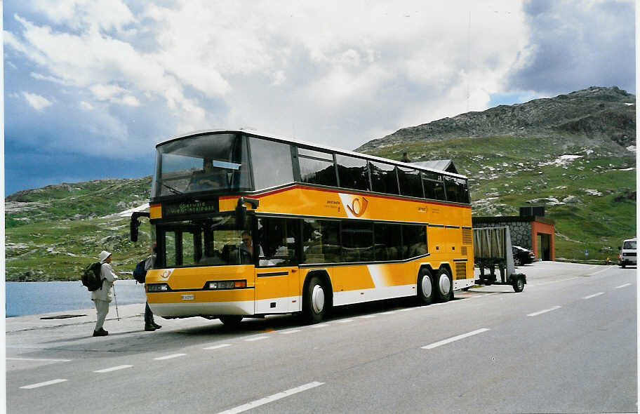 (048'725) - AVG Meiringen - Nr. 71/BE 412'071 - Neoplan (ex P 27'813) am 23. Juli 2001 auf dem Grimselpass