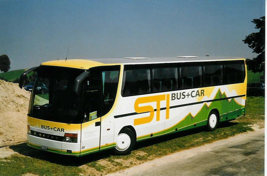 (048'731) - STI Thun - Nr. 38/BE 57'461 - Setra (ex AvH Heimenschwand Nr. 8) am 1. August 2001 in Sumiswald, Kneubhl