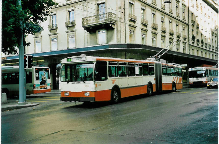 (049'726) - TPG Genve - Nr. 632 - FBW/Hess Gelenktrolleybus am 17. September 2001 in Genve, Place du Pont