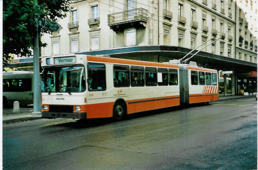 (049'727) - TPG Genve - Nr. 694 - NAW/Hess Gelenktrolleybus am 17. September 2001 in Genve, Place du Pont