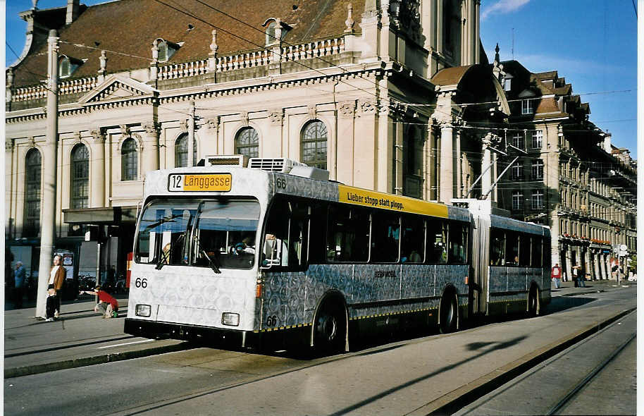 (049'913) - SVB Bern - Nr. 66 - Volvo/Hess Gelenktrolleybus am 30. September 2001 beim Bahnhof Bern