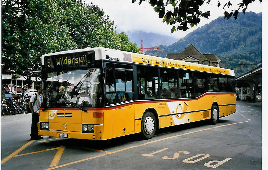 (050'110) - PTT-Regie - P 25'572 - Mercedes am 8. Oktober 2001 beim Bahnhof Interlaken West