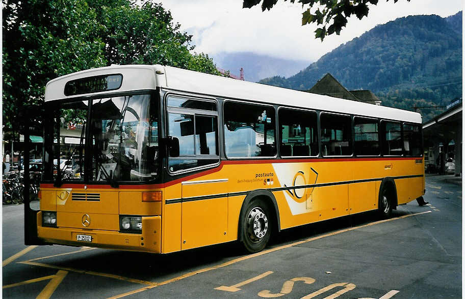 (050'112) - PTT-Regie - P 25'312 - Mercedes/R&J am 8. Oktober 2001 beim Bahnhof Interlaken West