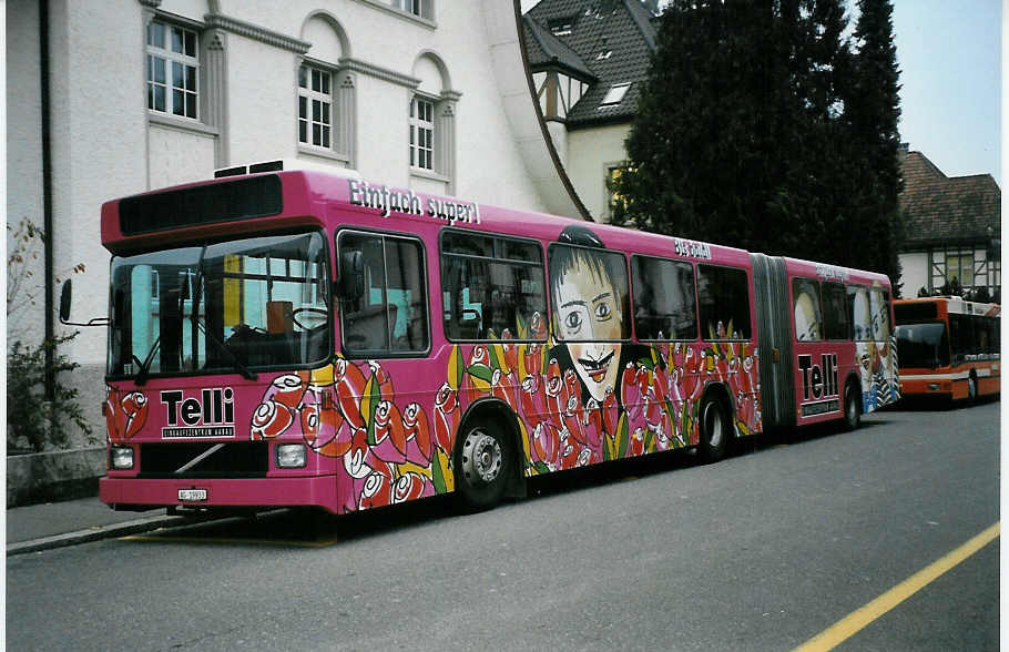 (050'331) - BBA Aarau - Nr. 133/AG 19'933 - Volvo/Hess am 18. Oktober 2001 beim Bahnhof Aarau