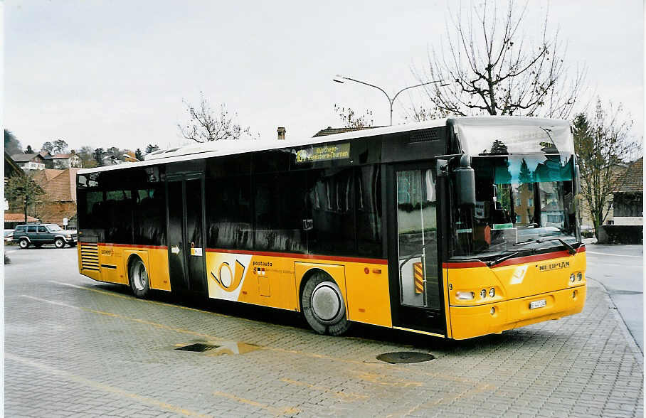 (050'733) - Engeloch, Riggisberg - Nr. 9/BE 447'240 - Neoplan am 1. Dezember 2001 in Riggisberg, Post