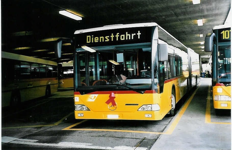 (050'805) - PTT-Regie - P 27'006 - Mercedes am 1. Dezember 2001 in Bern, Postautostation