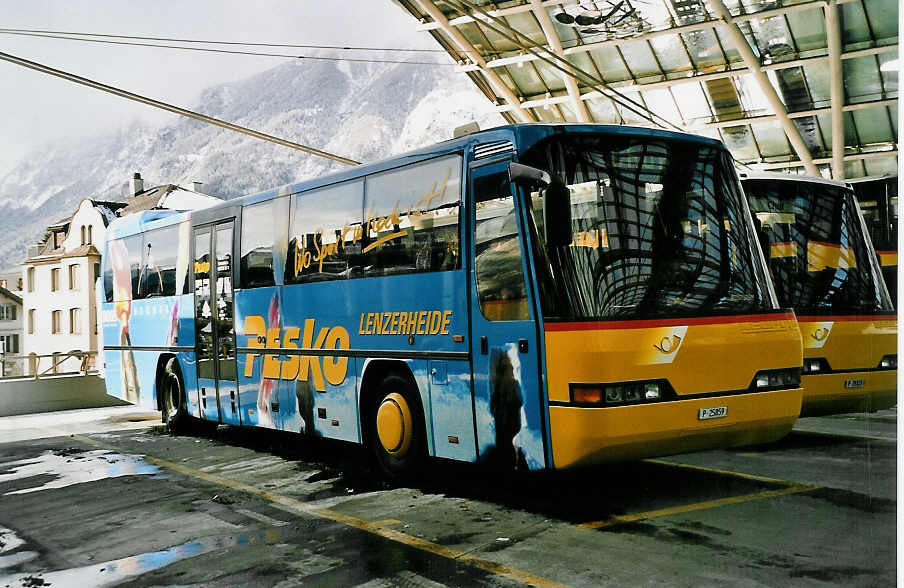 (051'027) - PTT-Regie - P 25'859 - Neoplan am 27. Dezember 2001 in Chur, Postautostation