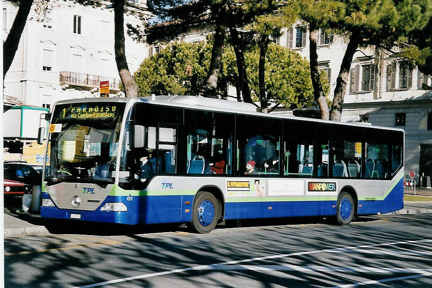 (051'204) - TPL Lugano - Nr. 1/TI 207'001 - Mercedes am 1. Januar 2002 in Lugano, Piazza Rezzonico