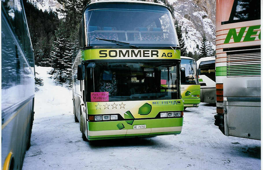 (051'507) - Sommer, Grnen - BE 71'702 - Neoplan am 6. Januar 2002 in Adelboden, Unter dem Birg