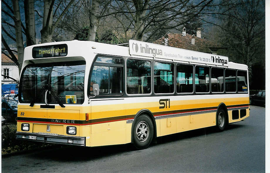 (052'001) - STI Thun - Nr. 52/BE 396'552 - Saurer/R&J am 5. Februar 2002 bei der Schifflndte Thun