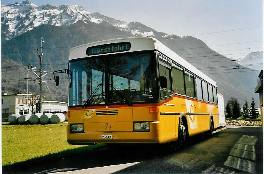 (052'628) - PTT-Regie - P 25'326 - Mercedes/R&J am 29. Mrz 2002 in Interlaken, Garage