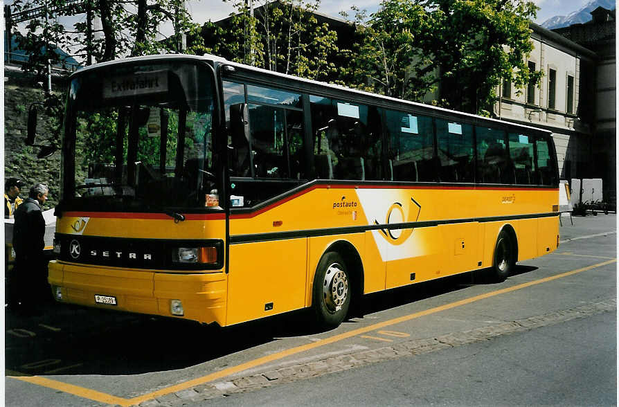 (053'004) - PTT-Regie - P 25'089 - Setra am 18. April 2002 beim Bahnhof Brig