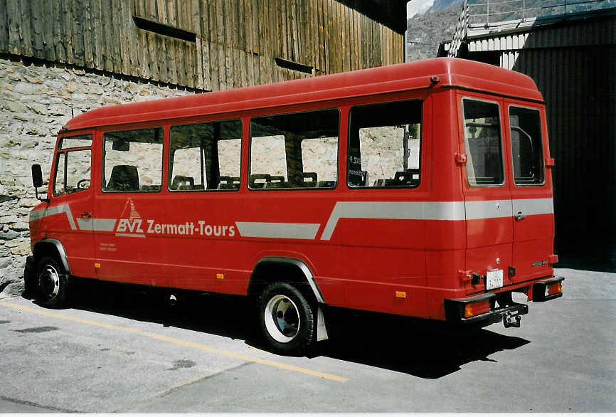 (053'009) - BVZ Brig - Nr. 9/VS 34'202 - Mercedes am 18. April 2002 in Visp, Garage