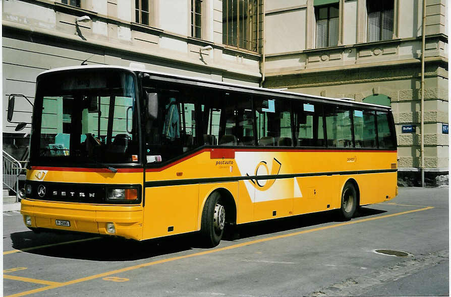 (053'033) - PTT-Regie - P 25'065 - Setra am 18. April 2002 beim Bahnhof Brig