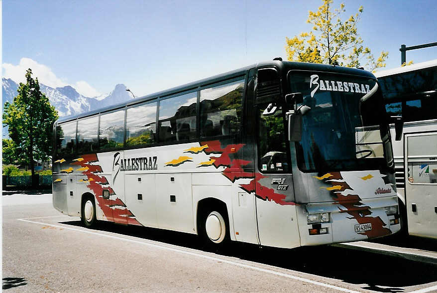 (053'322) - Ballestraz, Grne - VS 43'094 - Renault am 14. Mai 2002 in Thun, Seestrasse