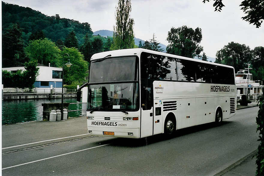 (053'611) - Aus Holland: Hoefnagels, Roosendaal - BL-VP-77 - Van Hool am 3. Juni 2002 bei der Schifflndte Thun