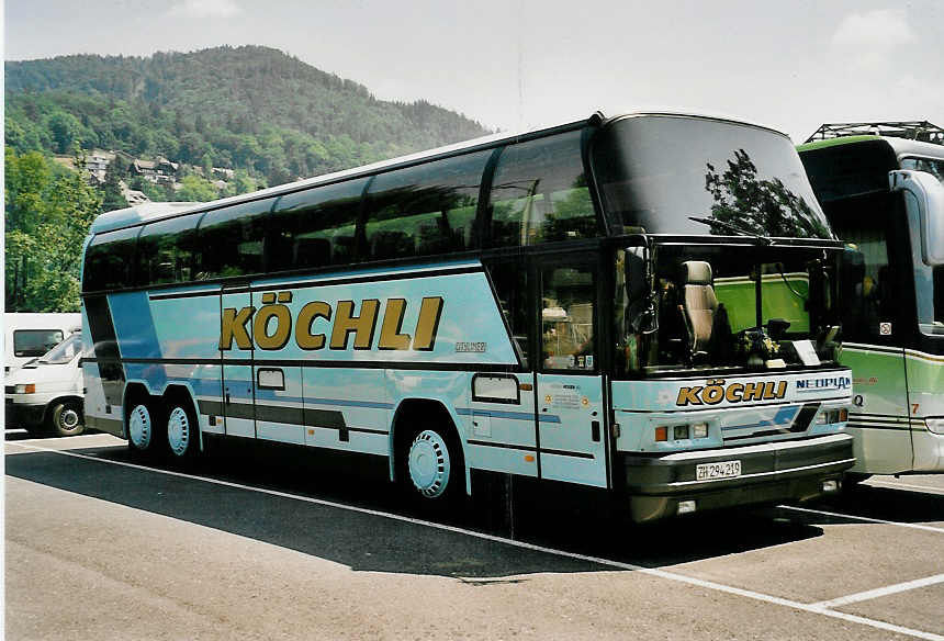 (054'211) - Kchli, Bachs - ZH 294'219 - Neoplan am 26. Juni 2002 in Thun, Seestrasse