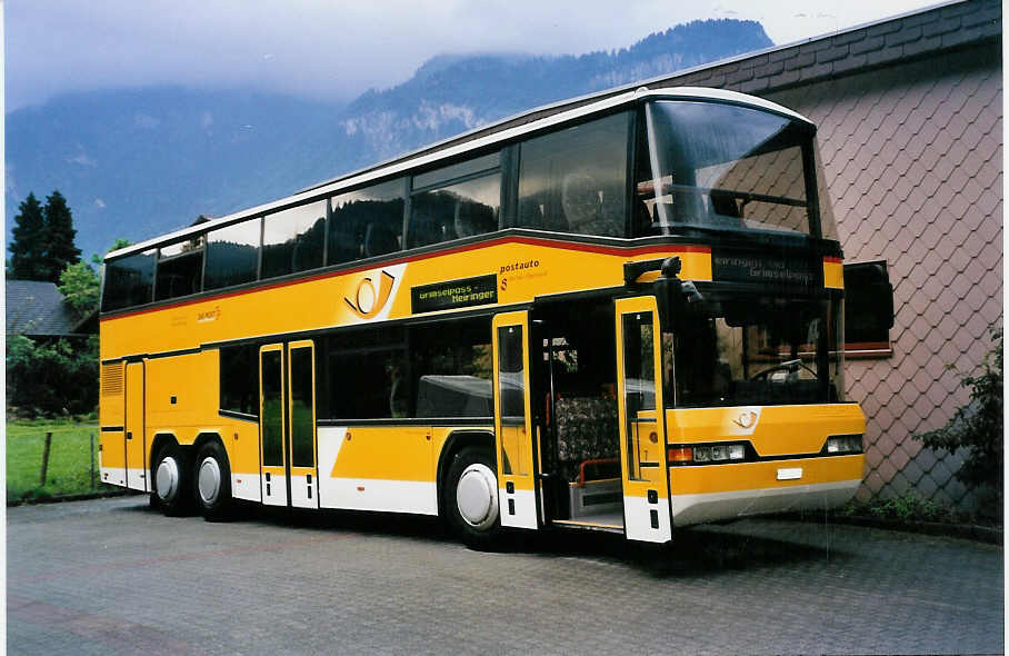 (054'505) - AVG Meiringen - Nr. 71/BE 412'071 - Neoplan (ex P 27'813) am 22. Juli 2002 in Meiringen, Garage