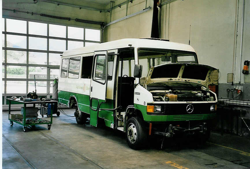 (054'607) - ABl Biasca - Nr. 8 - Mercedes am 22. Juli 2002 in Biasca, Garage