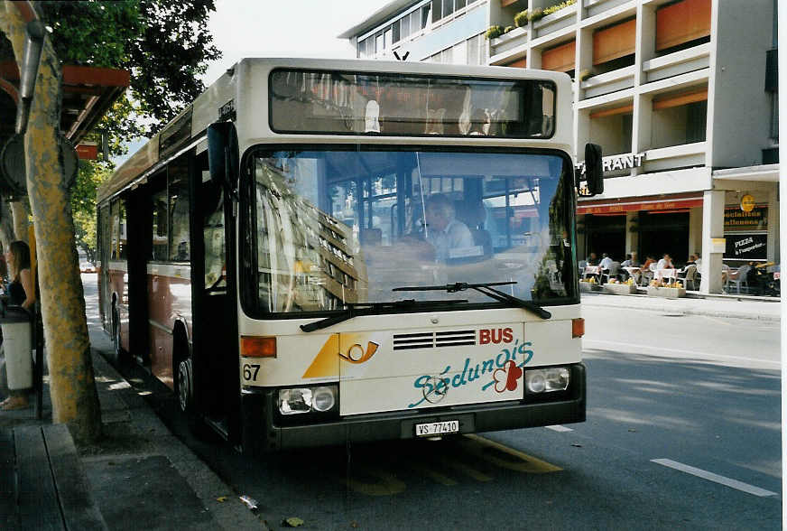 (054'916) - Lathion, Sion - Nr. 67/VS 77'410 - Mercedes (ex Gillioz, Sion) am 23. Juli 2002 beim Bahnhof Sion