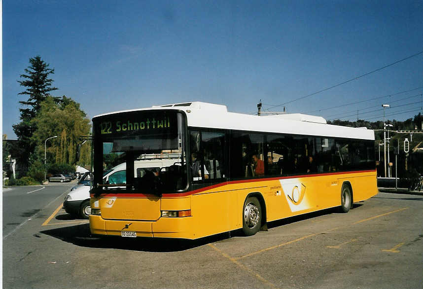 (056'130) - Steiner, Messen - SO 20'145 - Volvo/Hess am 29. September 2002 beim Bahnhof Lyss