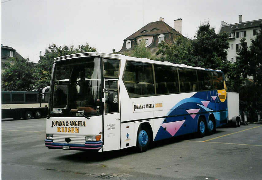 (056'905) - Jovana&Angela, Zrich - ZH 608'253 - Drgmller am 11. Oktober 2002 in Zrich, Sihlquai