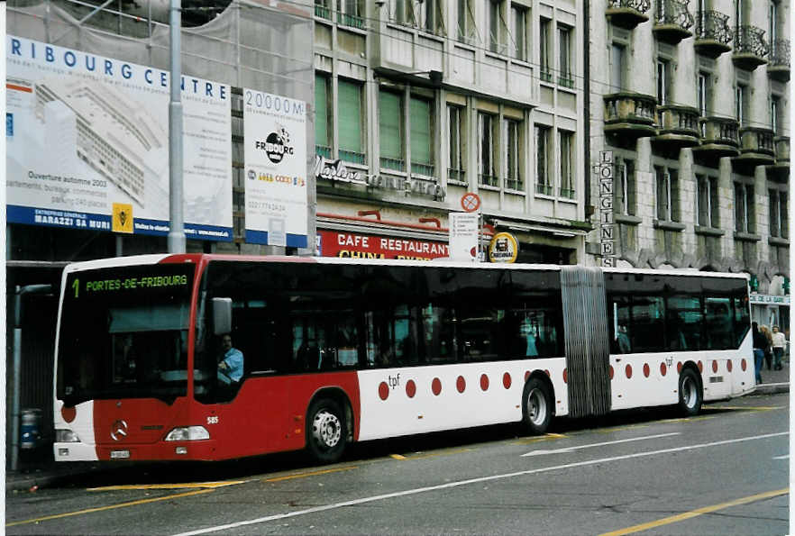 (057'226) - TPF Fribourg - Nr. 585/FR 300'402 - Mercedes am 3. November 2002 beim Bahnhof Fribourg