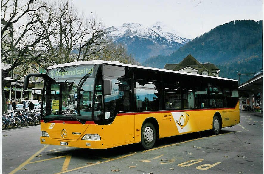 (057'326) - PTT-Regie - P 25'380 - Mercedes am 18. November 2002 beim Bahnhof Interlaken West