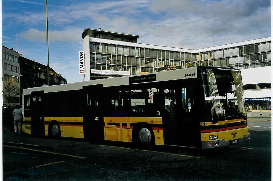 (057'518) - STI Thun - Nr. 91/BE 572'091 - MAN am 1. Dezember 2002 beim Bahnhof Thun